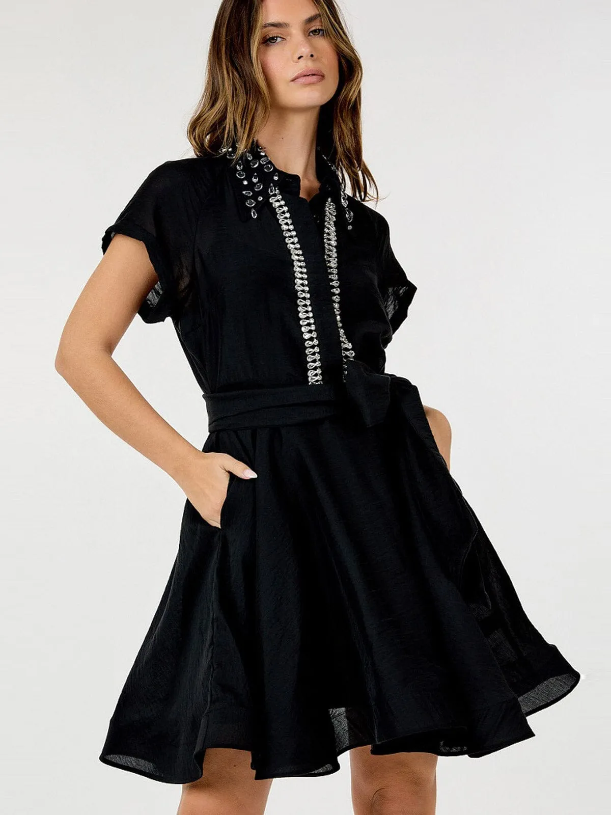 WOMEN'S SHORT SLEEVE BUTTON UP SELF TIE STUDS DETAILED MINI DRESS